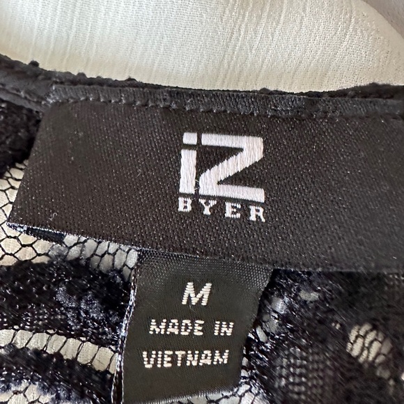 IZ Byer off white ruffle front blouse size Medium - Picture 2 of 5